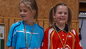 Alma Entrich (rechts im Bild)